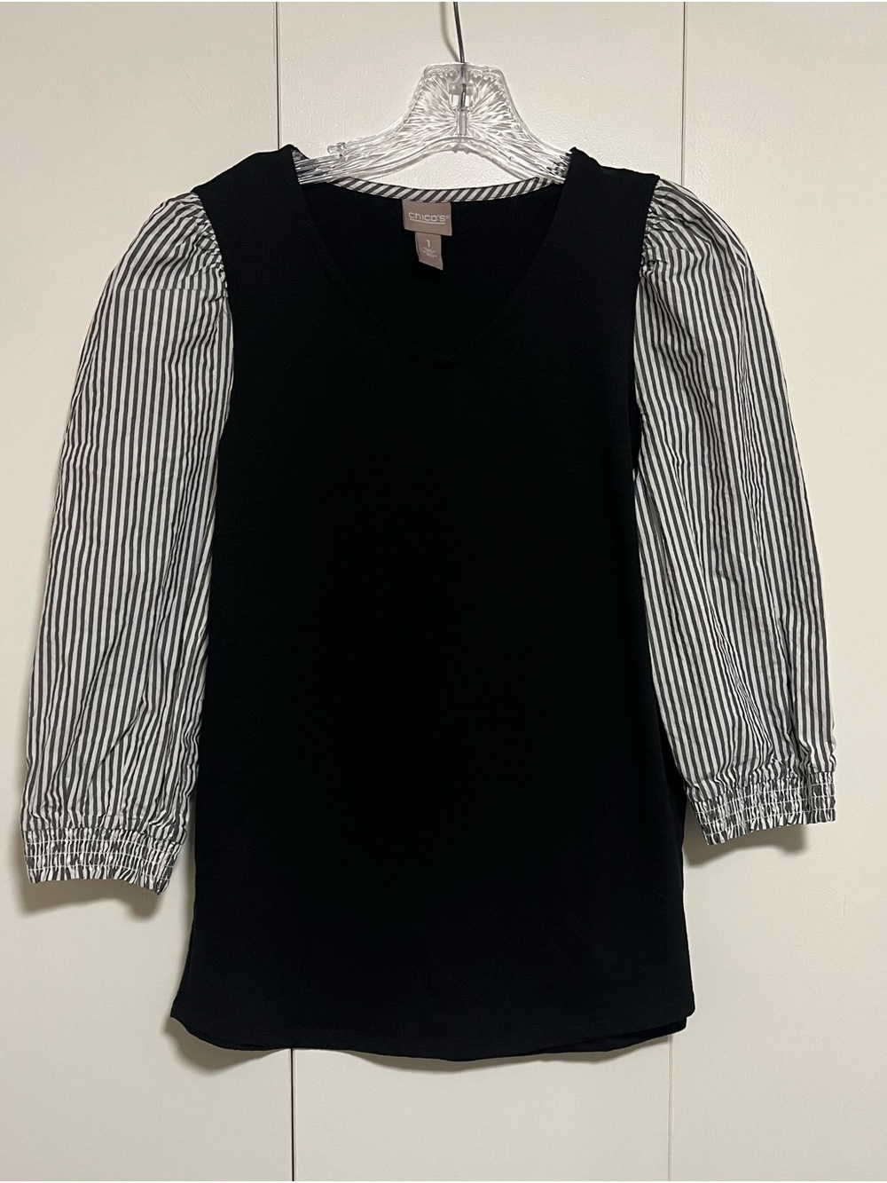 Chico’s Sz 1 Mixed-Media V Neck Black Top Gray/White Striped 3/4 Puff Sleeves M